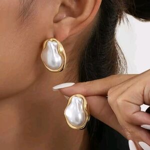 Sleek Black Mannequin Bust